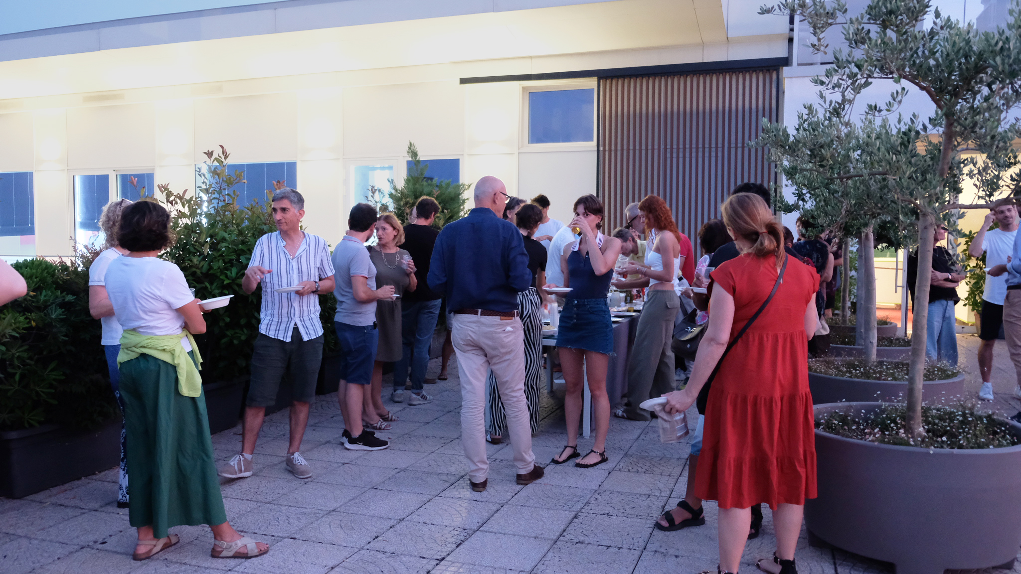 Partecipanti a un incontro all’aperto pubblicato da wide3